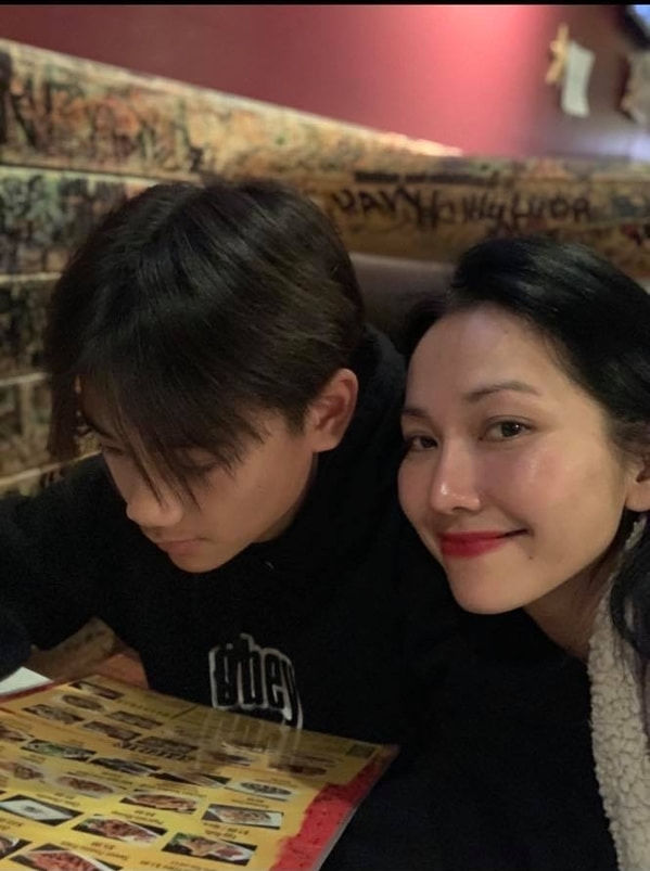 Con trai Kim Hiền ra dáng hotboy ở tuổi 16, cao vượt trội hơn mẹ và bố