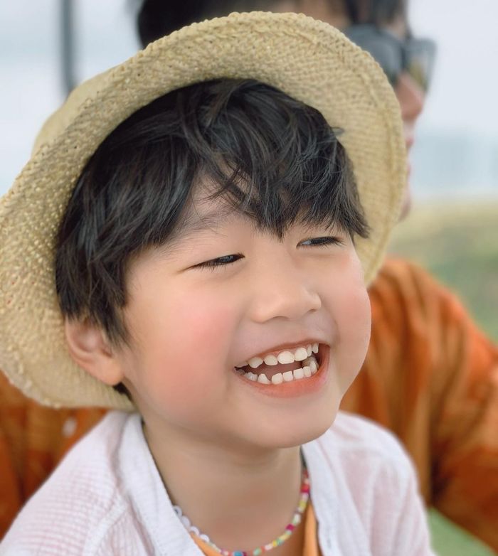 Quý tử nhà Trang Lou: Nổi ngang bố mẹ, mới 5 tuổi mà lí lẽ đỉnh cao