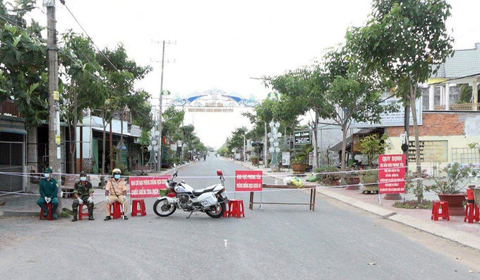Hốt hoảng vì bị đưa đi cách ly, cụ bà 80 tuổi trèo tường trốn ra ngoài