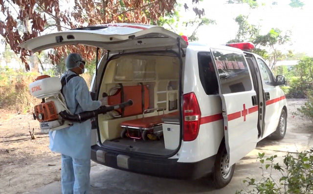 Hốt hoảng vì bị đưa đi cách ly, cụ bà 80 tuổi trèo tường trốn ra ngoài