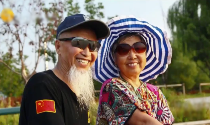 Cụ bà mắc nan y hồi sinh kỳ diệu nhờ chồng lái xe đưa đi du lịch
