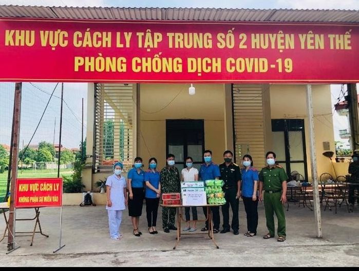 Cưng xỉu: Bố đang chống dịch gọi facetime ngắm con vừa sinh