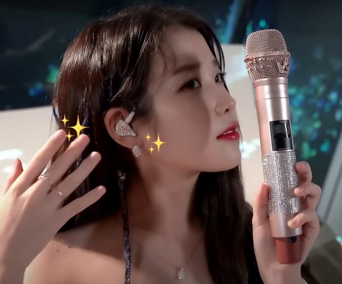 Cười ngất việc bố IU mượn micro custom của con gái để hát karaoke