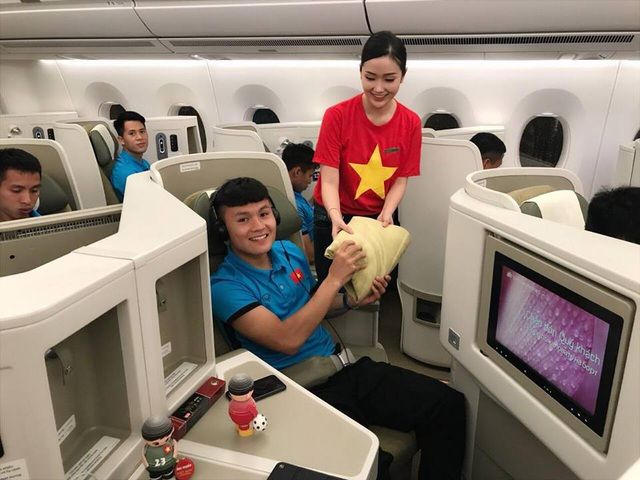 Đặc quyền di chuyển hàng không của ĐTVN: Đồ ăn có tên từng cầu thủ