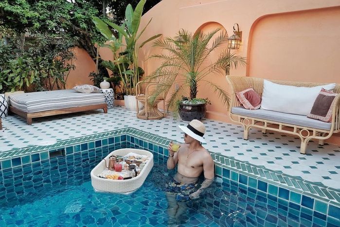 Đằng sau loạt ảnh sống ảo của giới nhà giàu: Bỏ cả triệu để check in