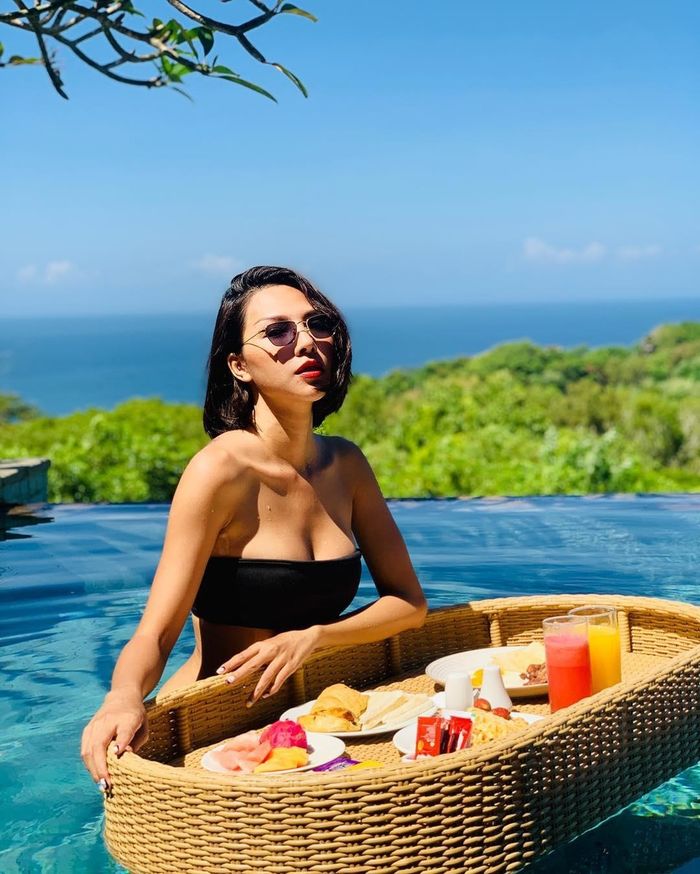 Đằng sau loạt ảnh sống ảo của giới nhà giàu: Bỏ cả triệu để check in