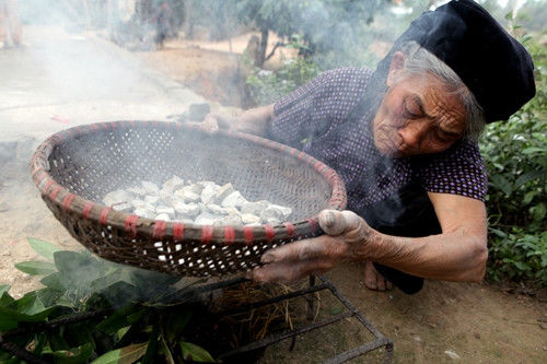 Đất hun khói thành đặc sản Việt Nam: Ngọc Trinh tiên tri từ sớm