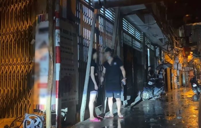 Để bạn trai chờ cả tiếng dưới mưa, cô gái bị đá không thương tiếc