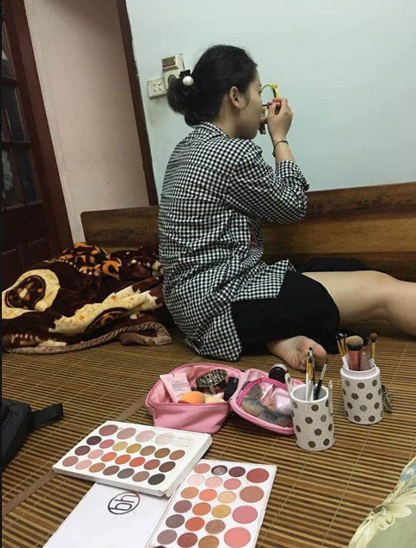 Để bạn trai chờ cả tiếng dưới mưa, cô gái bị đá không thương tiếc