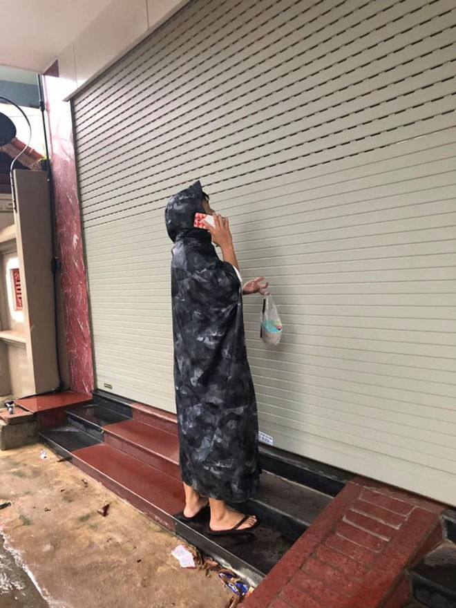 Để bạn trai chờ cả tiếng dưới mưa, cô gái bị đá không thương tiếc
