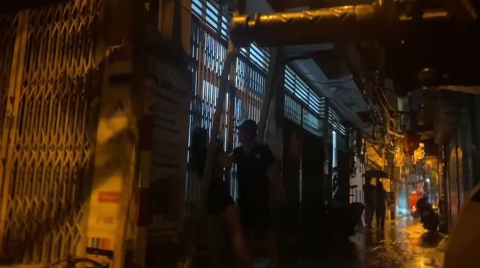 Để bạn trai chờ cả tiếng dưới mưa, cô gái bị đá không thương tiếc