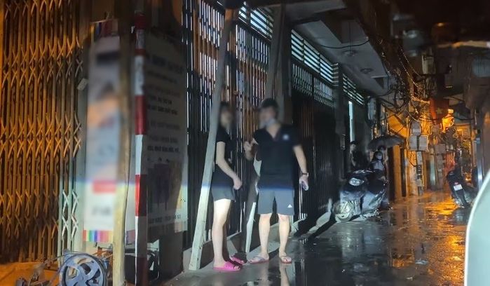 Để bạn trai chờ cả tiếng dưới mưa, cô gái bị đá không thương tiếc