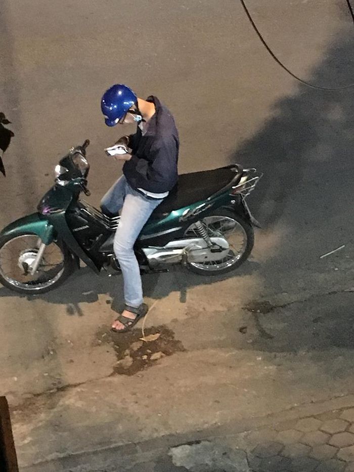 Để bạn trai chờ cả tiếng dưới mưa, cô gái bị đá không thương tiếc