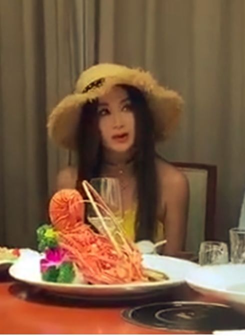 Đẹp như Đát Kỷ Ôn Bích Hà vẫn bị chê ảnh đời thường xuống sắc