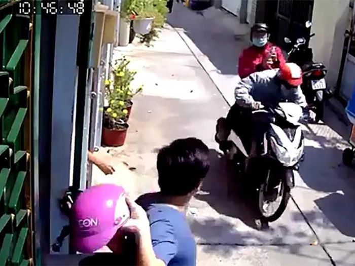 Đi cướp không coi ngày: Thanh niên ngã sấp mặt, còn lỗ cả con xe