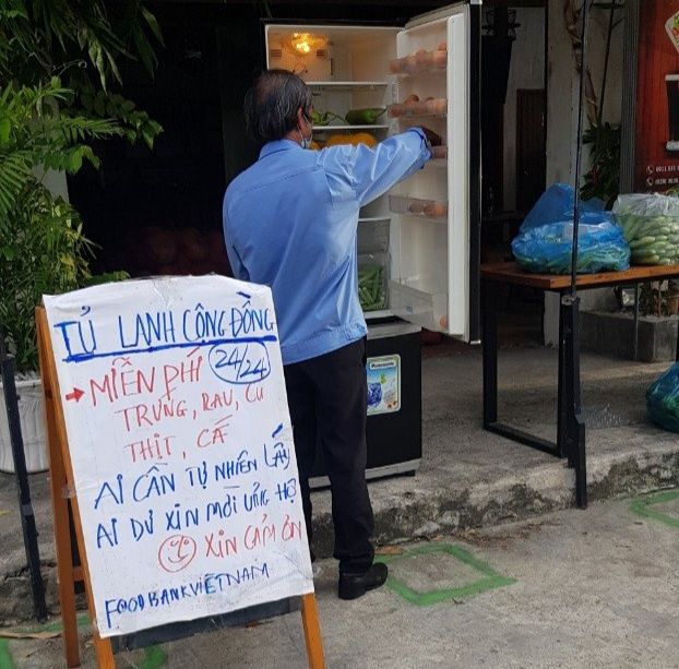 Tủ lạnh cộng đồng 24/24 giữa Sài Gòn: Ai dư bỏ vào, ai thiếu lấy đi