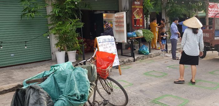 Tủ lạnh cộng đồng 24/24 giữa Sài Gòn: Ai dư bỏ vào, ai thiếu lấy đi