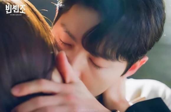 Điểm danh những bậc thầy giỏi hôn nhất màn ảnh Kbiz