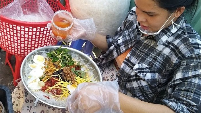 Từng thu chục triệu/ngày vì bán bánh tráng trộn Cát Thy giờ trắng tay