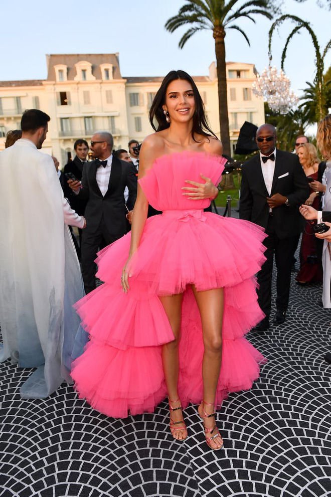 Đỗ Thị Hà chặt đẹp Kendall Jenner khi diện cùng kiểu váy