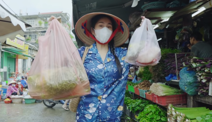 Đỗ Thị Hà mặc váy hồng cổ điển đi chợ: Có cần đẹp vậy không?