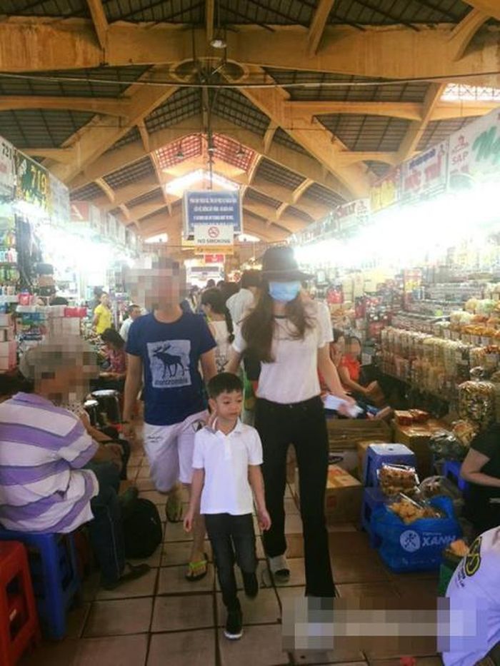 Đỗ Thị Hà mặc váy hồng cổ điển đi chợ: Có cần đẹp vậy không?