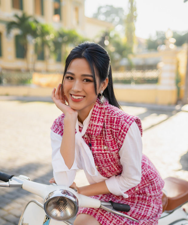 Đỗ Thị Hà mặc váy hồng cổ điển đi chợ: Có cần đẹp vậy không?