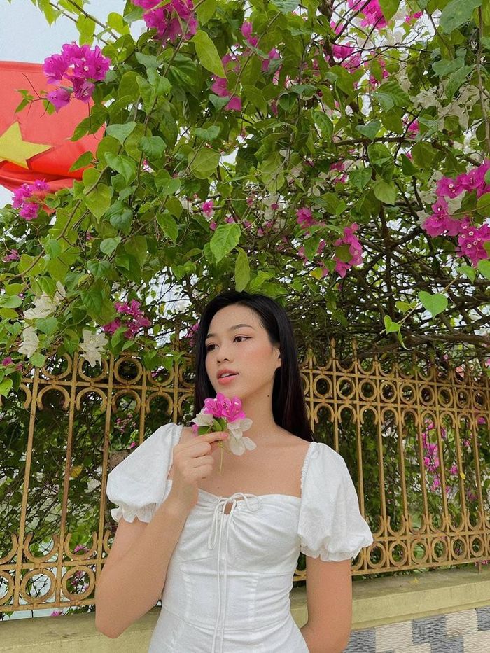 Đỗ Thị Hà tung ảnh đẹp tại vườn nhà, CĐM: Sao tự chụp thì lại xinh nhỉ