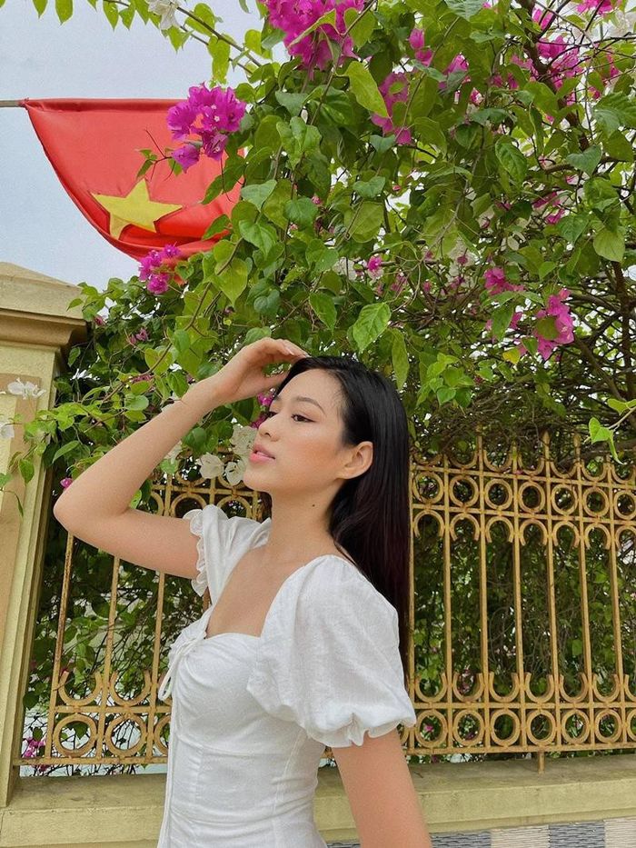 Đỗ Thị Hà tung ảnh đẹp tại vườn nhà, CĐM: Sao tự chụp thì lại xinh nhỉ