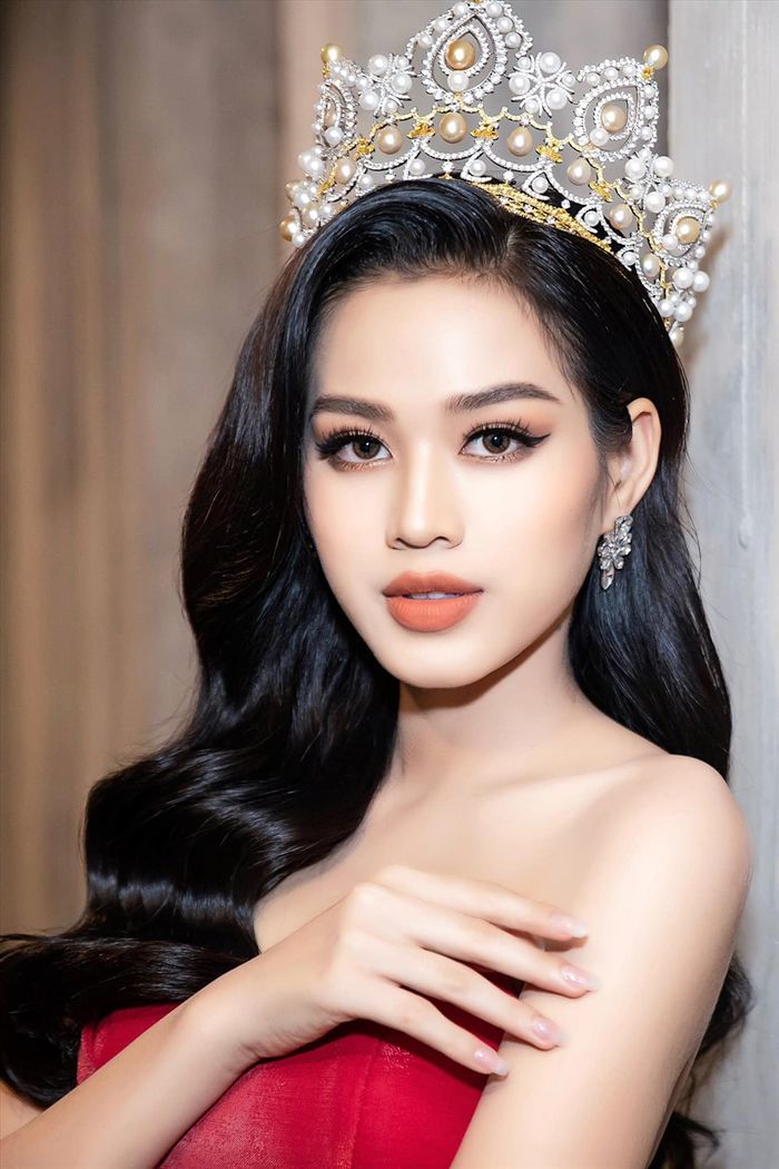 Đỗ Thị Hà tung ảnh đẹp tại vườn nhà, CĐM: Sao tự chụp thì lại xinh nhỉ