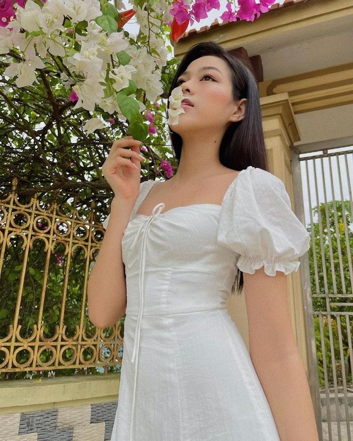 Đỗ Thị Hà tung ảnh đẹp tại vườn nhà, CĐM: Sao tự chụp thì lại xinh nhỉ