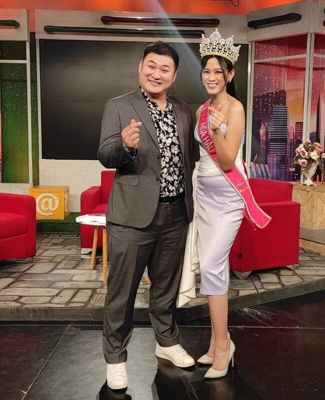 Đỗ Thị Hà tung ảnh đẹp tại vườn nhà, CĐM: Sao tự chụp thì lại xinh nhỉ