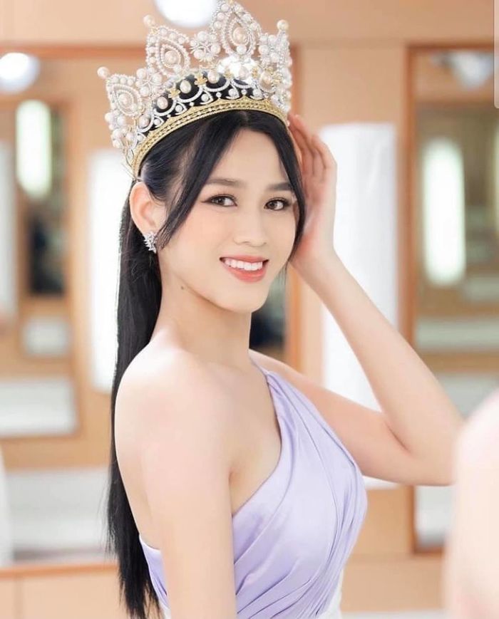 Đỗ Thị Hà tung ảnh đẹp tại vườn nhà, CĐM: Sao tự chụp thì lại xinh nhỉ