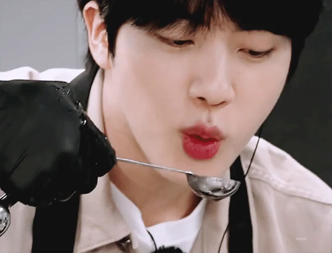Đôi môi Jin (BTS) gây tranh cãi, có người chê như lạc đà