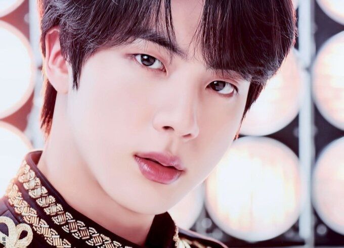 Đôi môi Jin (BTS) gây tranh cãi, có người chê như lạc đà
