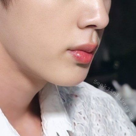 Đôi môi Jin (BTS) gây tranh cãi, có người chê như lạc đà