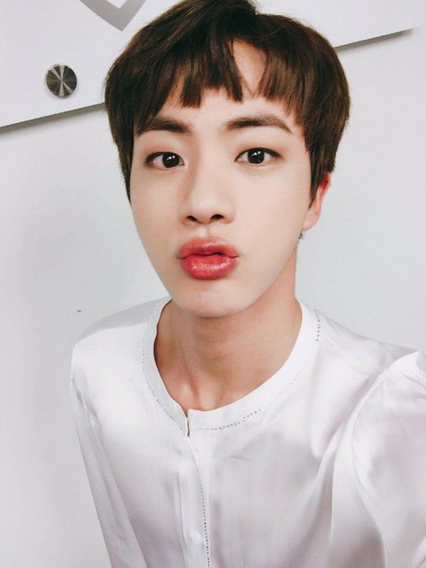 Đôi môi Jin (BTS) gây tranh cãi, có người chê như lạc đà