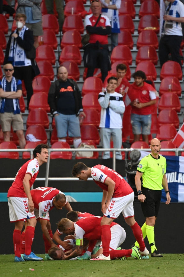 Eriksen đột quỵ trên sân, đồng đội bật khóc, che chắn để ngăn camera