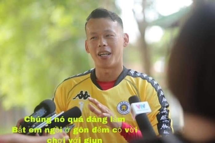 Đồng đội toàn ảnh đẹp, thủ môn Tấn Trường giận vì chẳng có nổi một tấm