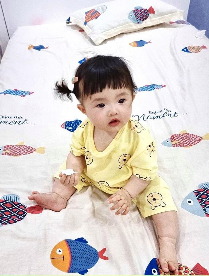 Đông Nhi và loạt sao Việt cắt tóc cho con: Bé Winnie trông cứ sai sai