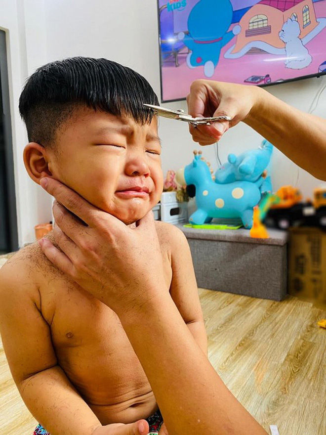 Đông Nhi và loạt sao Việt cắt tóc cho con: Bé Winnie trông cứ sai sai