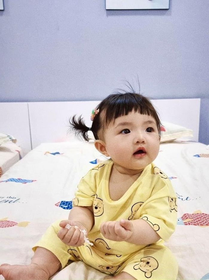 Đông Nhi và loạt sao Việt cắt tóc cho con: Bé Winnie trông cứ sai sai