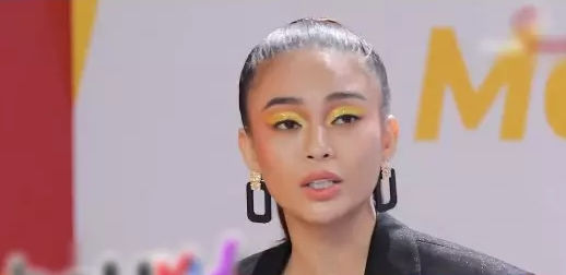 Đông Nhi và loạt sao Việt bị makeup hại: Lông mi như rẻ quạt, phấn 2kg