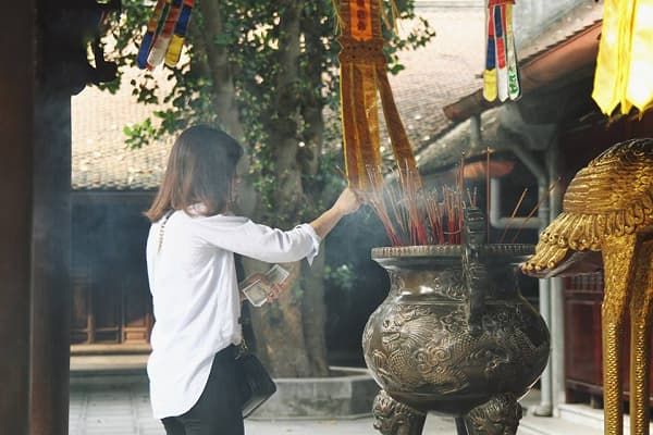 Ế 27 năm, cô gái đi chùa cầu duyên ra đến cổng gặp ngay định mệnh
