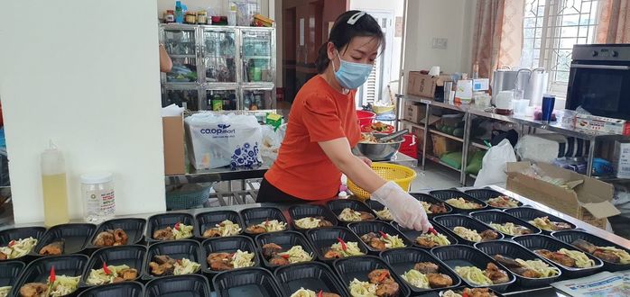 Sài Gòn mùa dịch: Thực phẩm 0 đồng, lập đội chuyển hàng khu phong toả