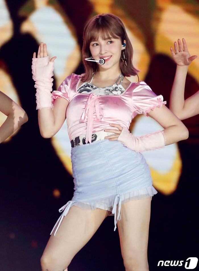 Fan chê diêm dúa, Nancy vẫn cứ mặc toàn oufit sến súa, lòe loẹt