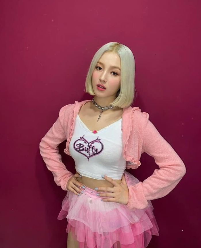 Fan chê diêm dúa, Nancy vẫn cứ mặc toàn oufit sến súa, lòe loẹt