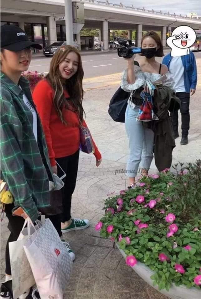 Fan chê diêm dúa, Nancy vẫn cứ mặc toàn oufit sến súa, lòe loẹt