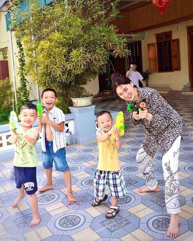 Sao Việt về quê việc gì cũng làm được: tắm lợn, cắt lúa là chuyện nhỏ