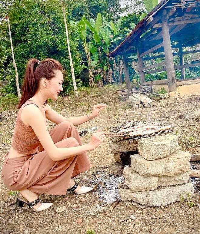 Sao Việt về quê việc gì cũng làm được: tắm lợn, cắt lúa là chuyện nhỏ